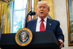 Trump assina decreto que oficializa tarifas de 50% ao Brasil