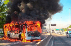 Rio também contabiliza mais de 80 ônibus sequestrados para serem usados como barricadas