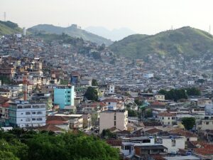 Operação no Rio de Janeiro contra facções criminosas registra 64 mortes