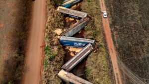 Trem da Rumo descarrilha 30 vagões com milho em Araraquara; autoridades investigam causas