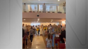 Cláudio Castro é aplaudido de pé durante missa no Rio de Janeiro